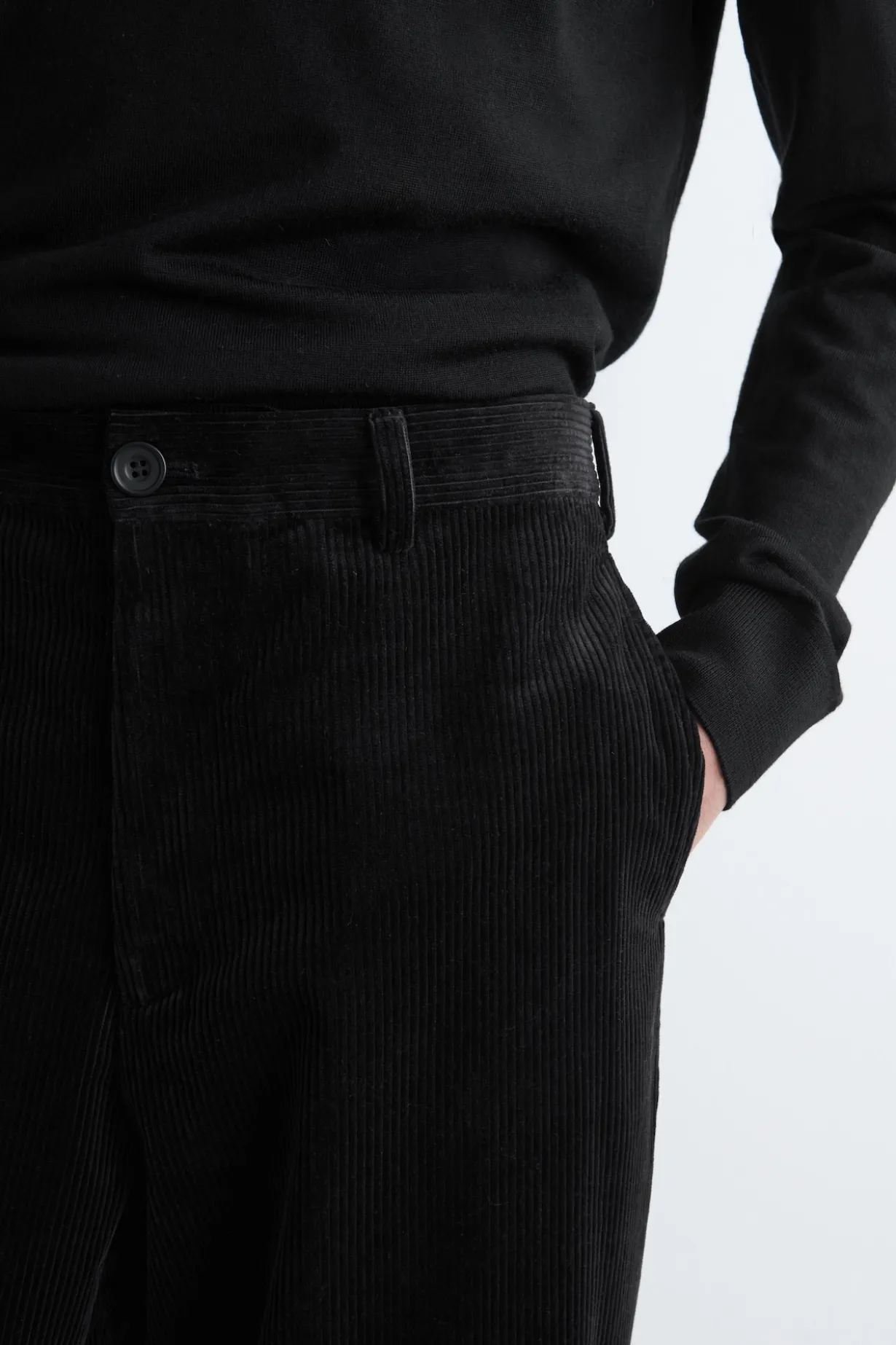 CORDHOSE MIT SCHMAL ZULAUFENDEM BEIN