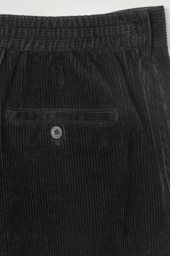 CORDHOSE MIT SCHMAL ZULAUFENDEM BEIN