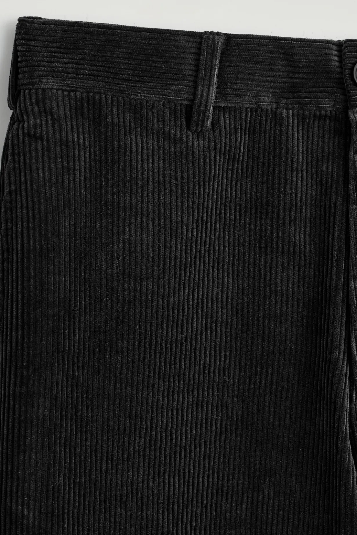 CORDHOSE MIT SCHMAL ZULAUFENDEM BEIN