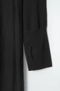 DAS KLEID AUS MERINOWOLLE MIT STEHKRAGEN