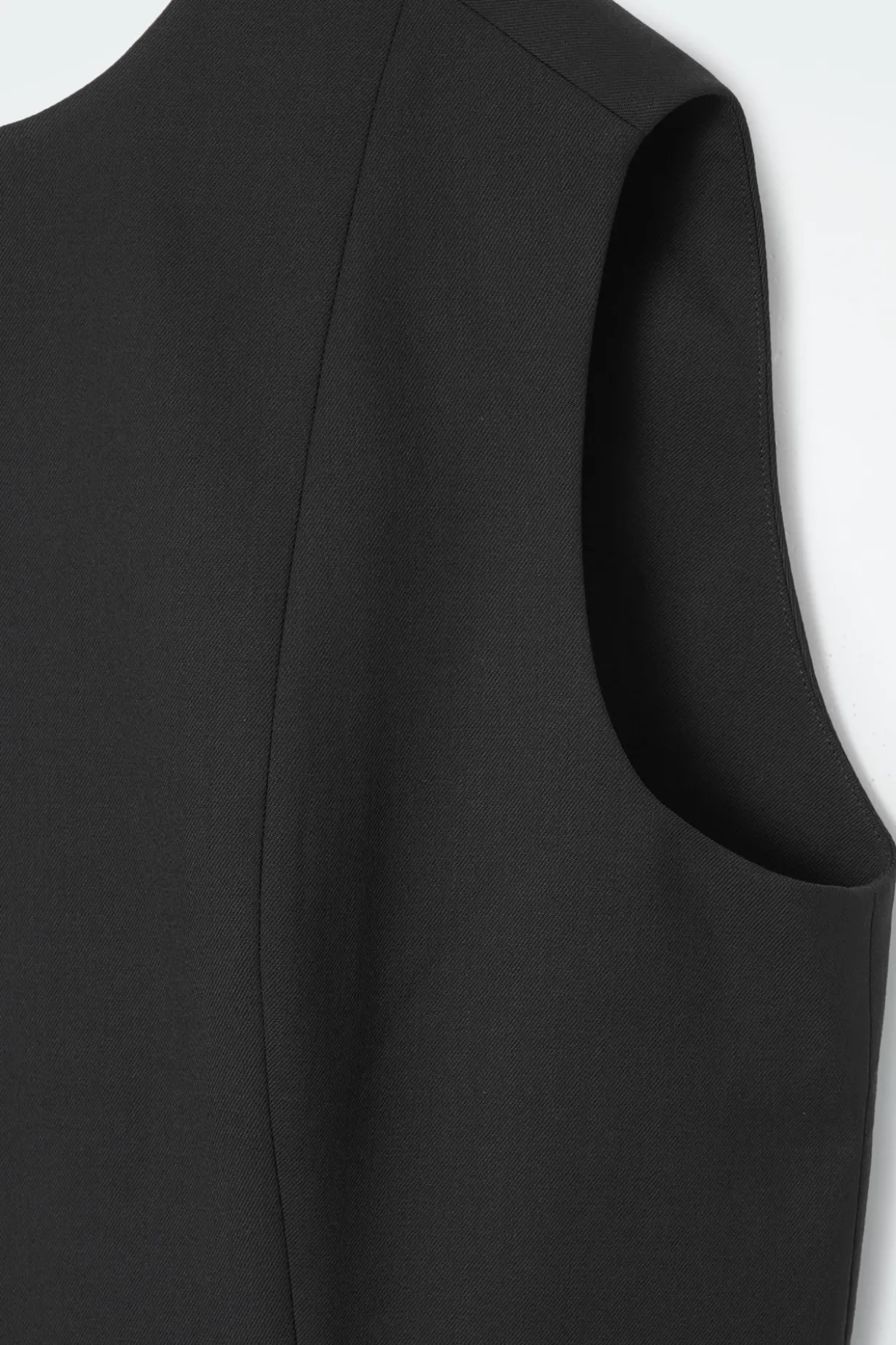DAS ÄRMELLOSE ELEGANTE WOLLKLEID