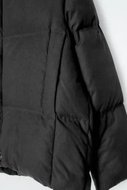 DAUNENJACKE MIT OVERSIZED-PASSFORM UND KAPUZE