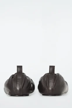 DIE BALLERINAS AUS GERAFFTEM LEDER
