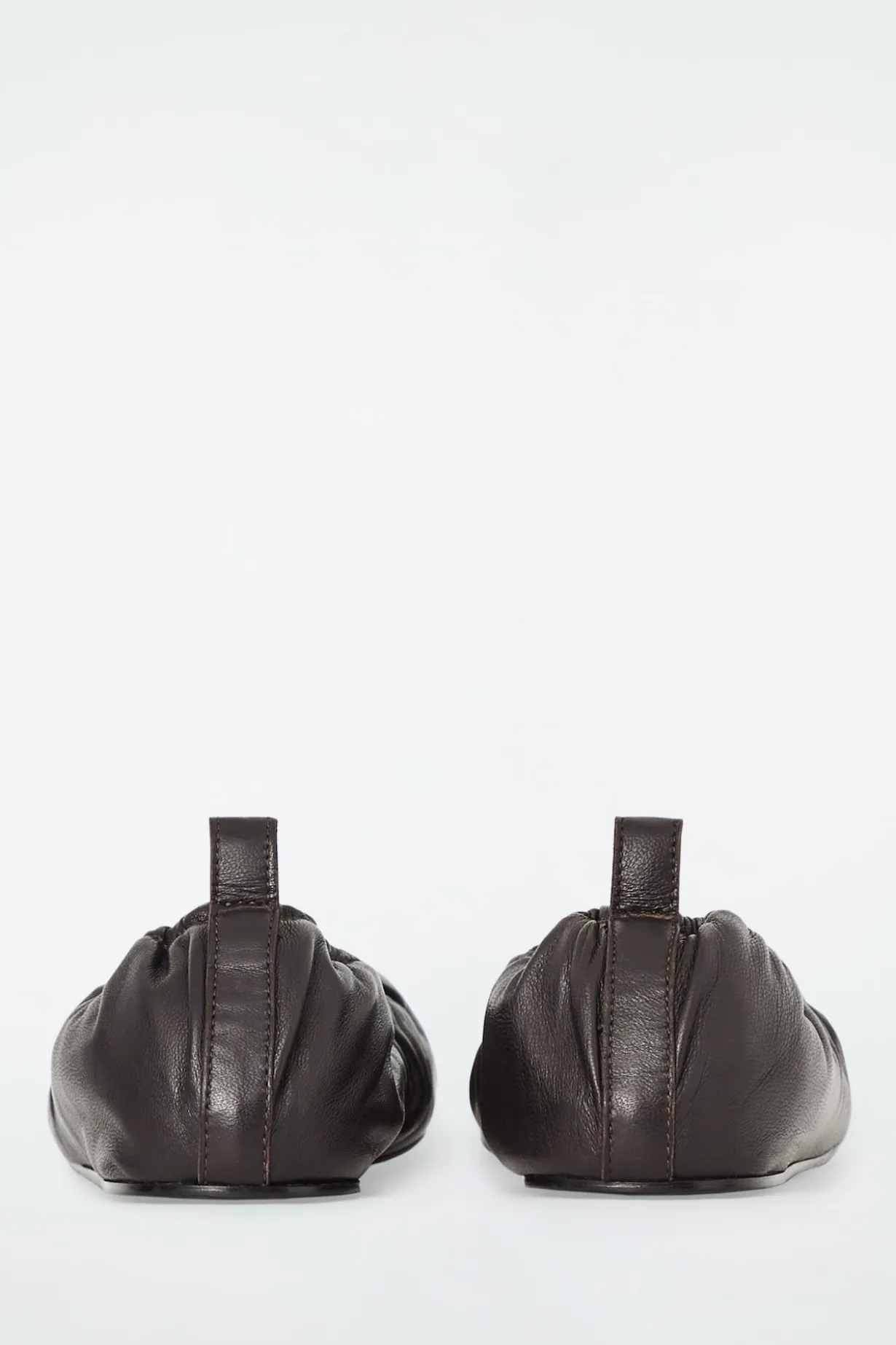 DIE BALLERINAS AUS GERAFFTEM LEDER