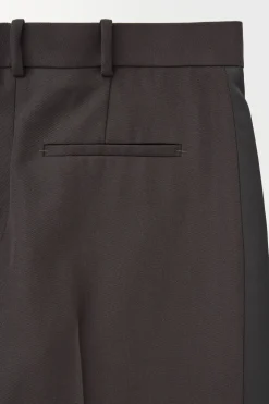 DIE HOSE MIT SMOKINGSTREIFEN