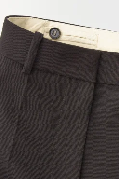 DIE HOSE MIT SMOKINGSTREIFEN