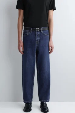 DOME JEANS MIT GERADEM BEIN UND LOCKERER PASSFORM