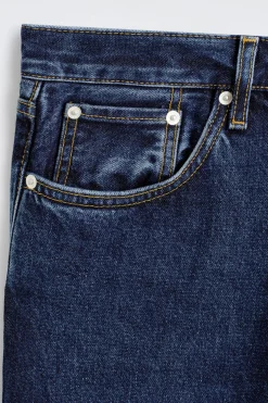 DOME JEANS MIT GERADEM BEIN UND LOCKERER PASSFORM