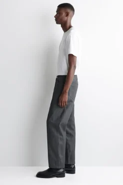 DOME JEANS MIT GERADEM BEIN UND LOCKERER PASSFORM