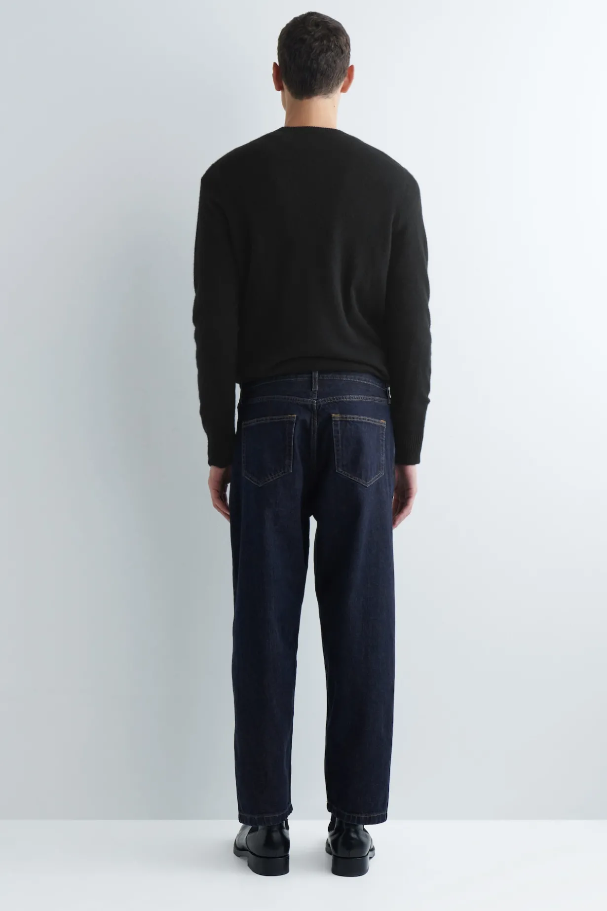 DOME JEANS MIT GERADEM BEIN UND LOCKERER PASSFORM