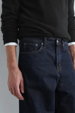 DOME JEANS MIT GERADEM BEIN UND LOCKERER PASSFORM