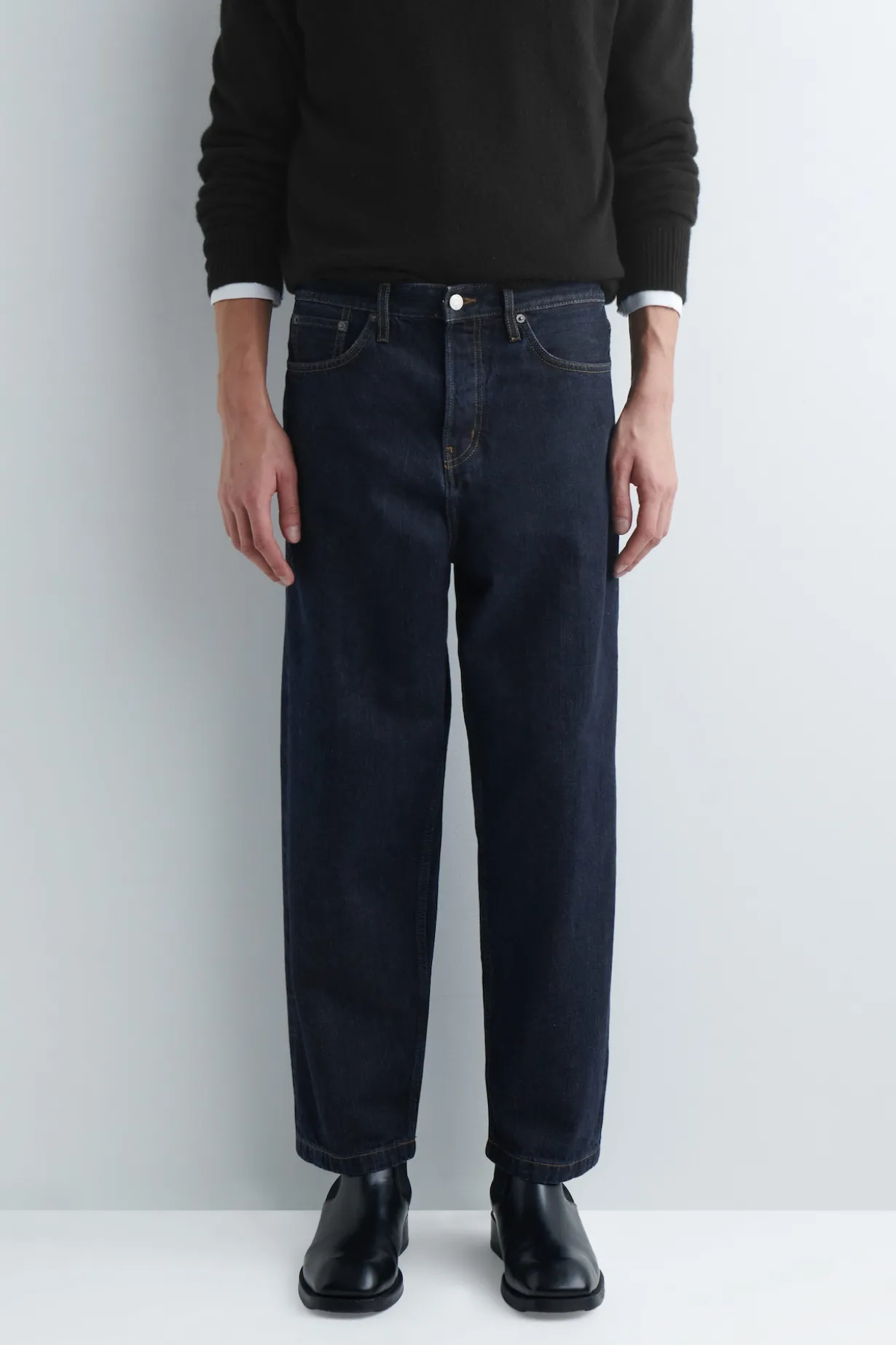 DOME JEANS MIT GERADEM BEIN UND LOCKERER PASSFORM