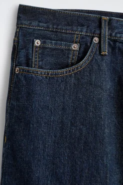 DOME JEANS MIT GERADEM BEIN UND LOCKERER PASSFORM