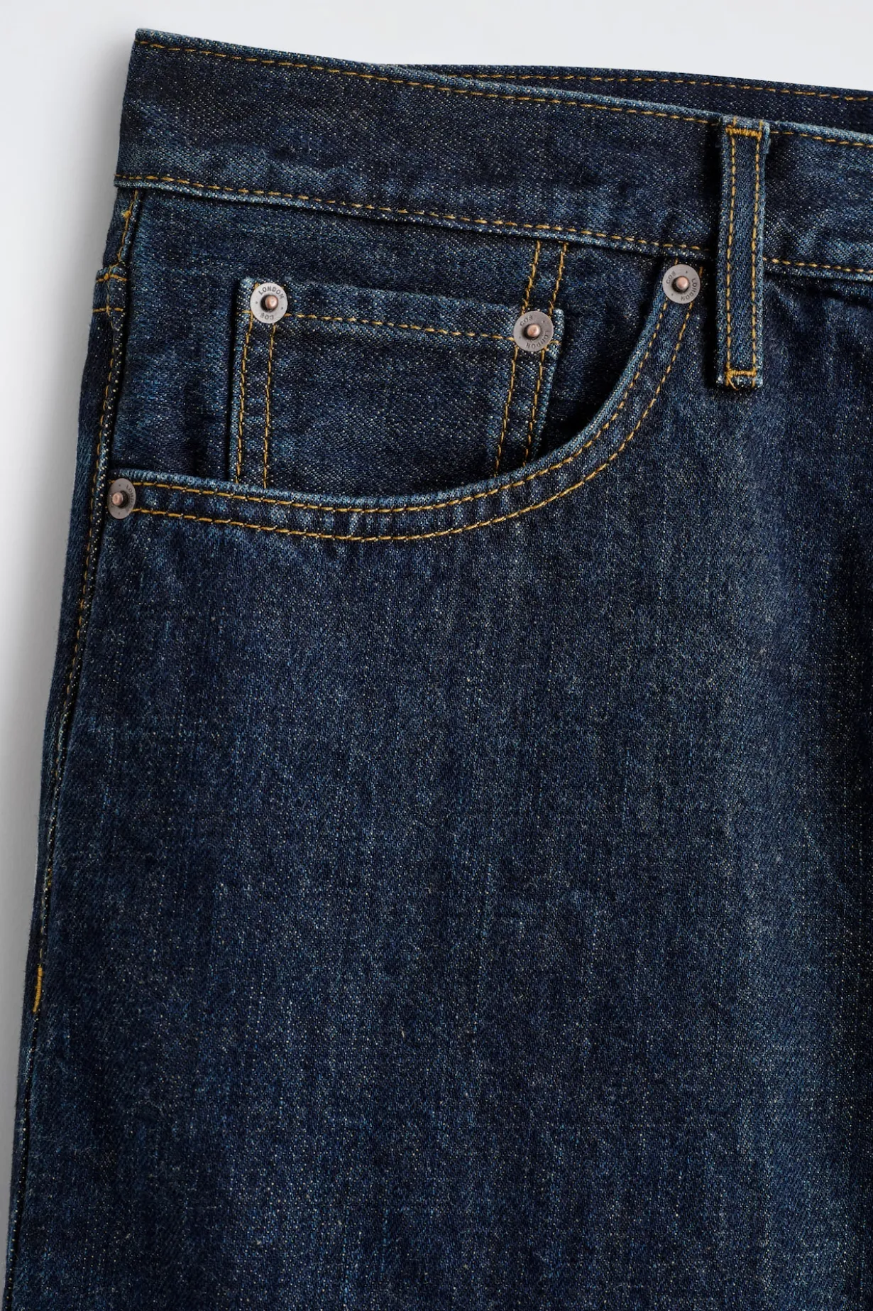 DOME JEANS MIT GERADEM BEIN UND LOCKERER PASSFORM