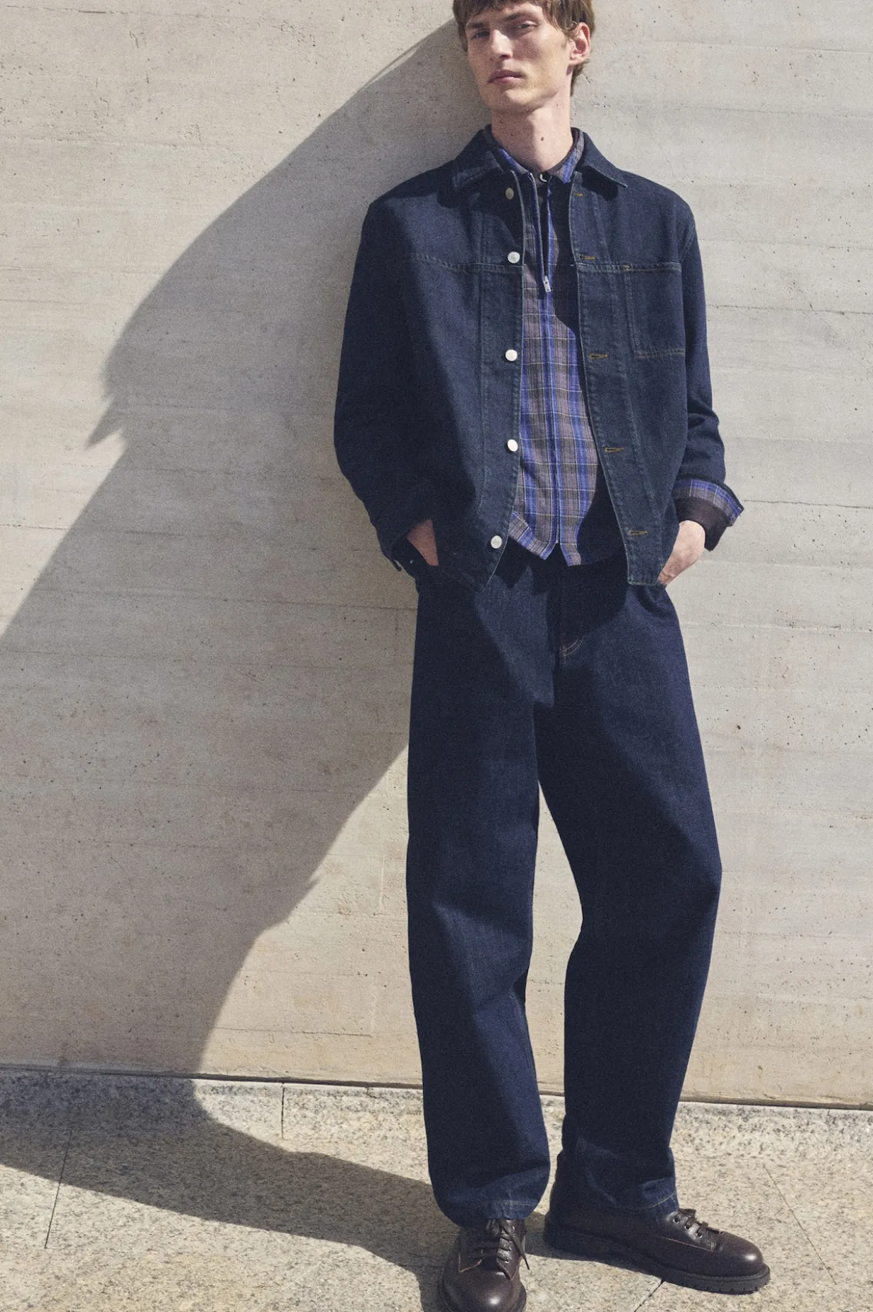 DOME JEANS MIT GERADEM BEIN UND LOCKERER PASSFORM