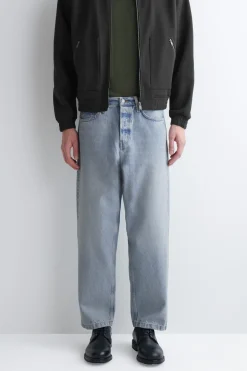 DOME JEANS MIT GERADEM BEIN UND LOCKERER PASSFORM