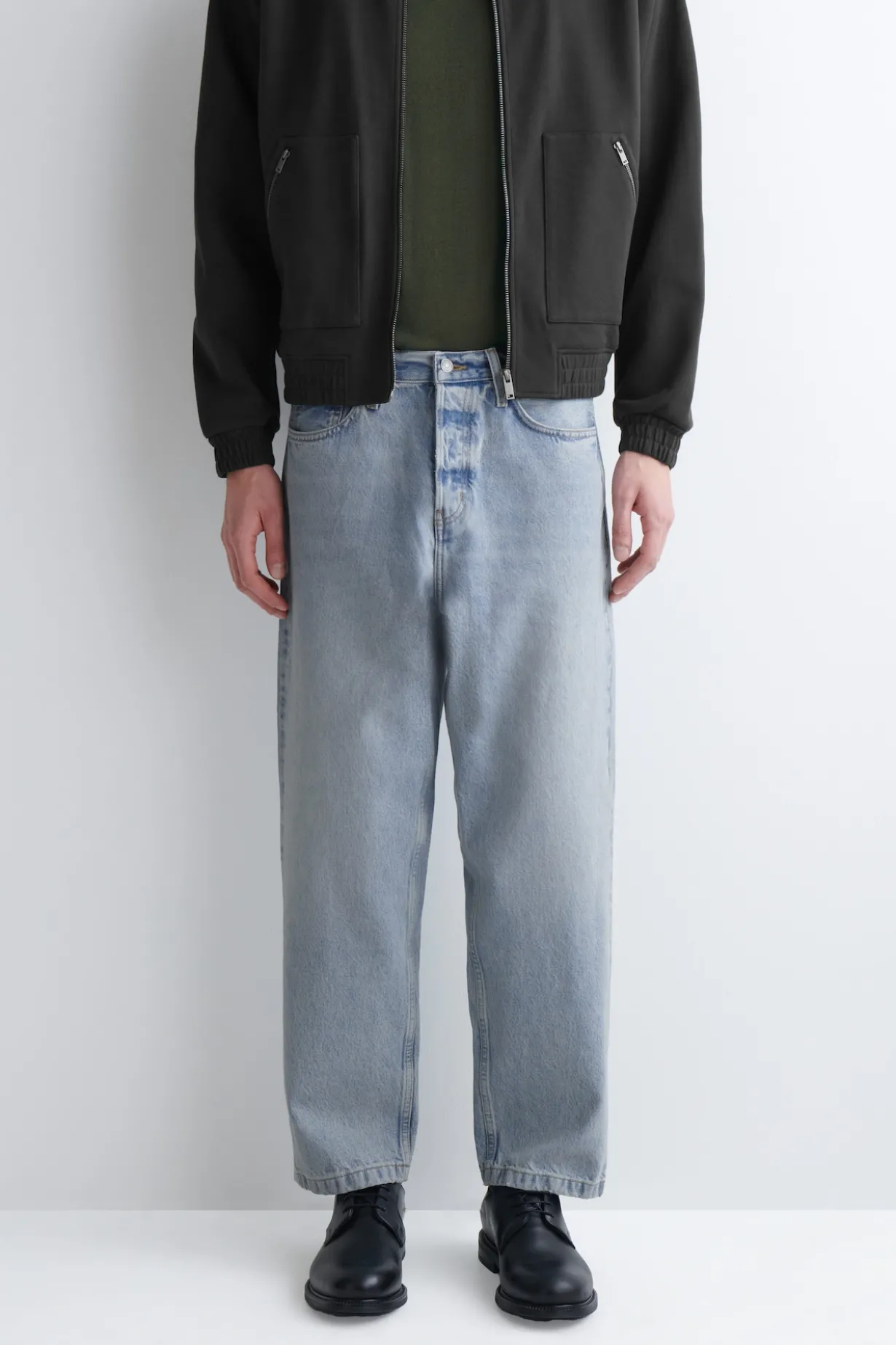DOME JEANS MIT GERADEM BEIN UND LOCKERER PASSFORM
