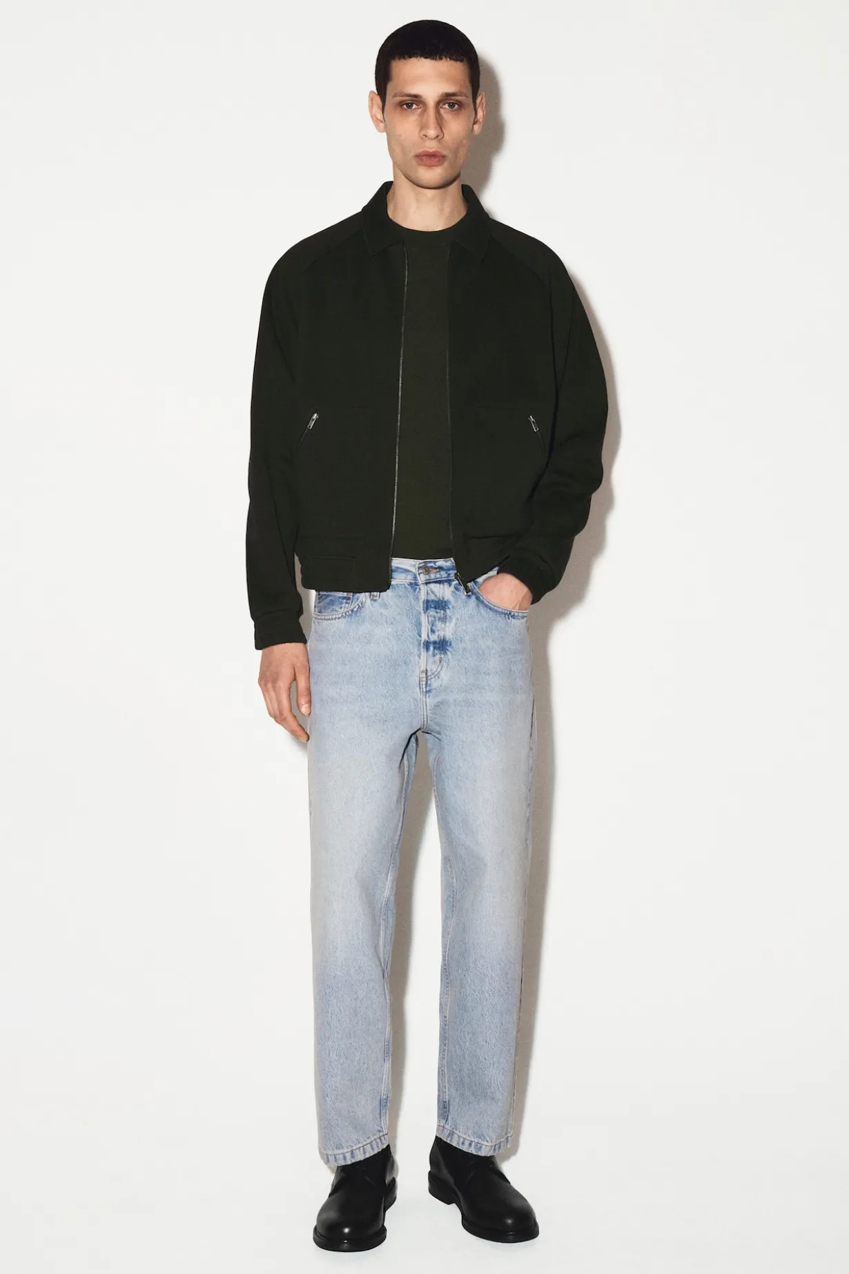 DOME JEANS MIT GERADEM BEIN UND LOCKERER PASSFORM