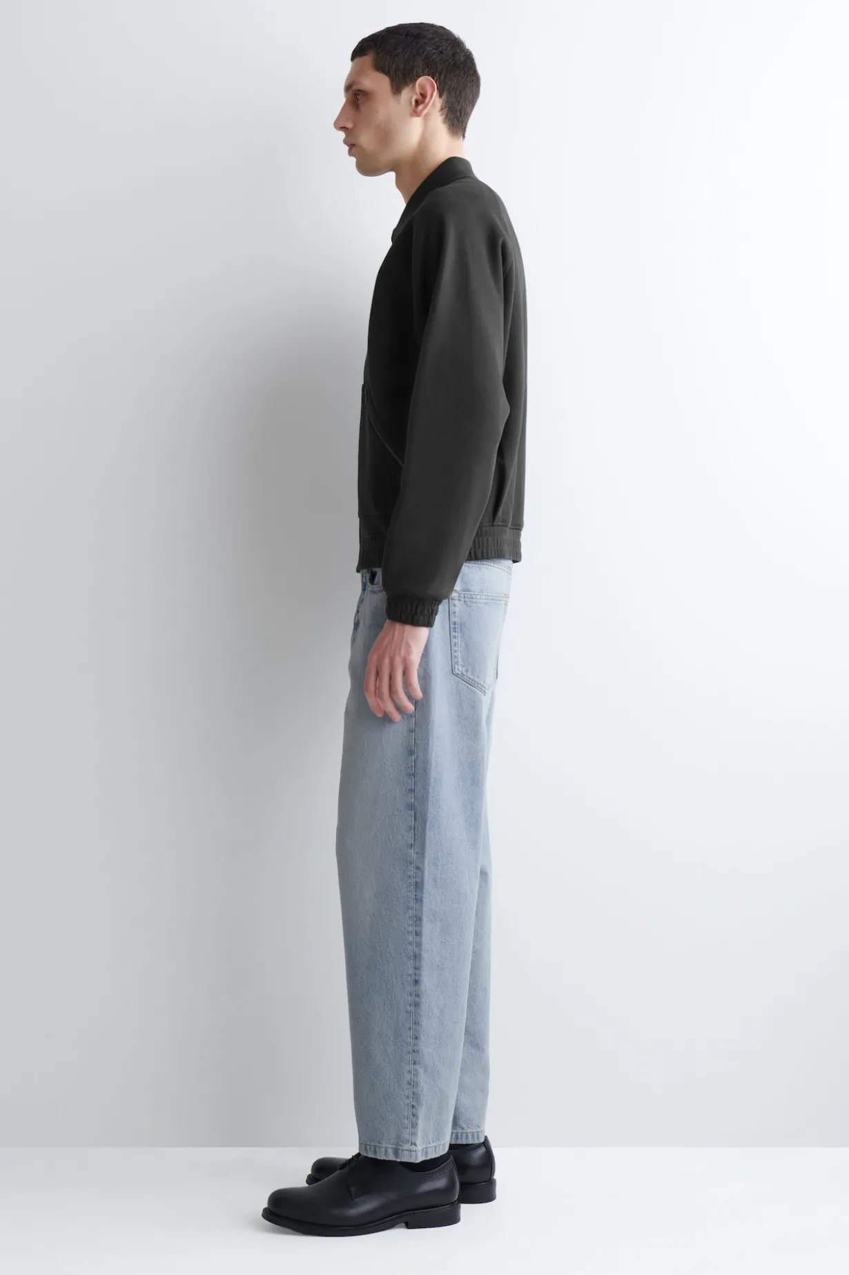 DOME JEANS MIT GERADEM BEIN UND LOCKERER PASSFORM