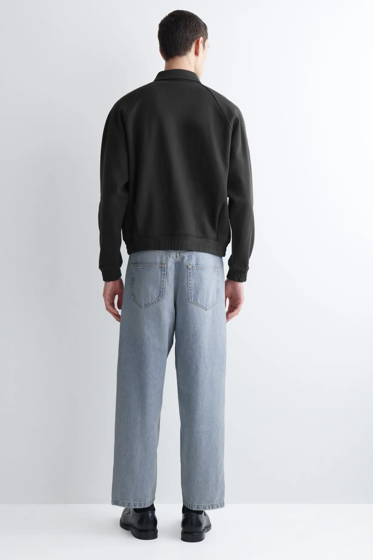 DOME JEANS MIT GERADEM BEIN UND LOCKERER PASSFORM