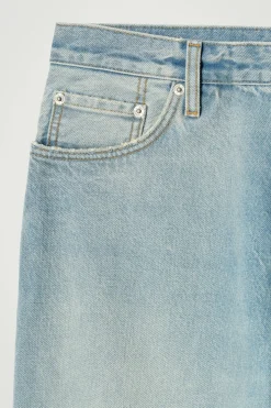 DOME JEANS MIT GERADEM BEIN UND LOCKERER PASSFORM