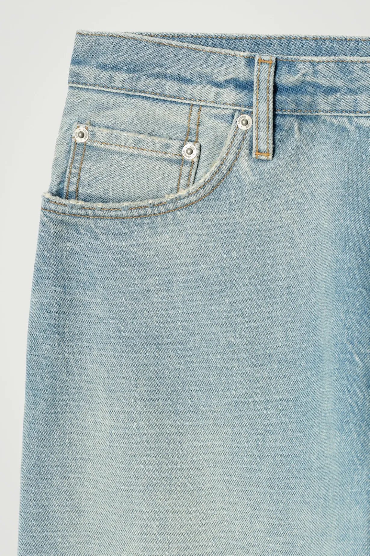 DOME JEANS MIT GERADEM BEIN UND LOCKERER PASSFORM