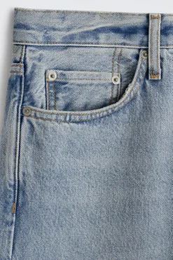 DOME JEANS MIT GERADEM BEIN UND LOCKERER PASSFORM