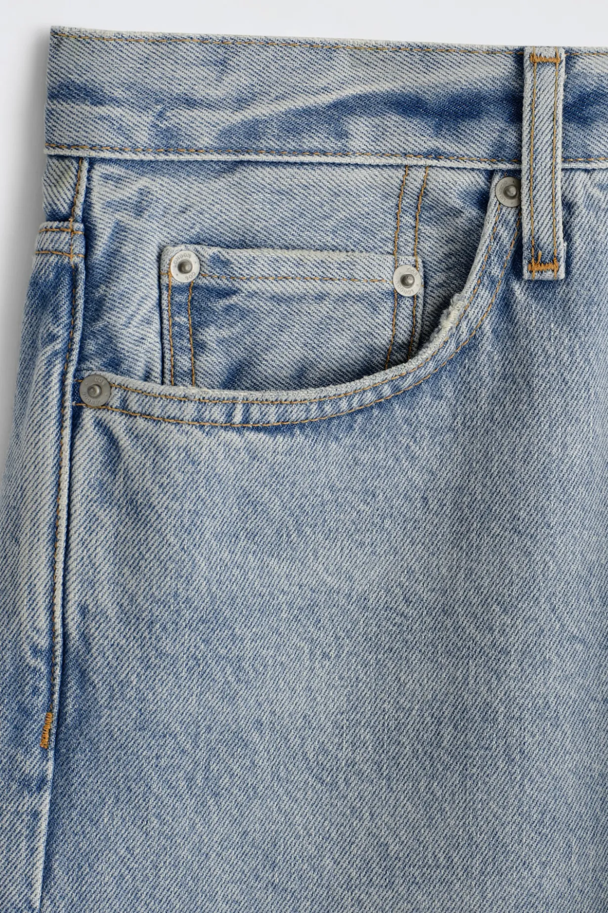 DOME JEANS MIT GERADEM BEIN UND LOCKERER PASSFORM