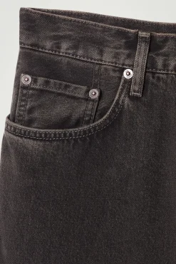 DOME JEANS MIT GERADEM BEIN UND LOCKERER PASSFORM