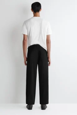 DOME JEANS MIT GERADEM BEIN UND LOCKERER PASSFORM