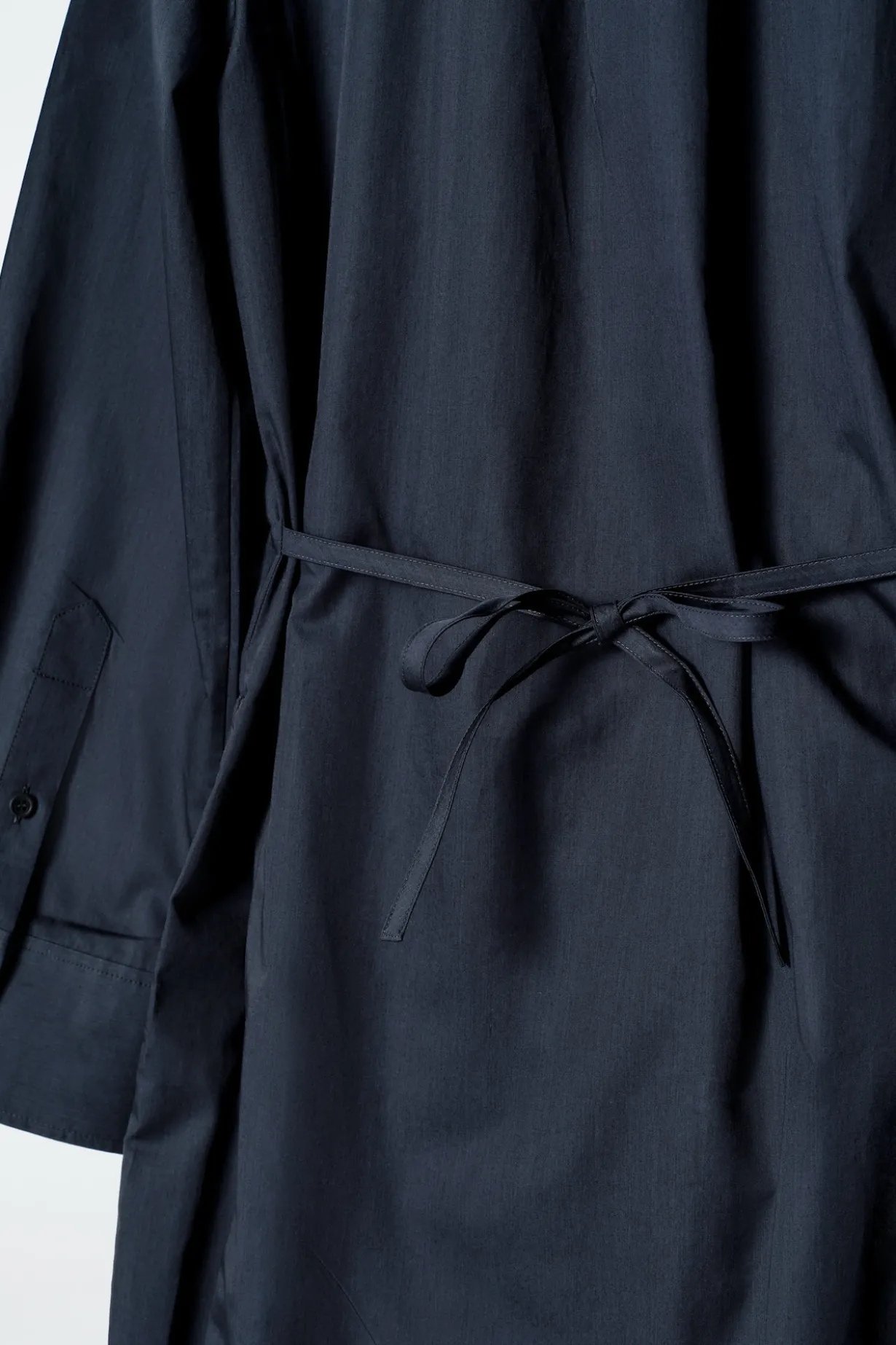 DOPPELREIHIGES HEMDKLEID IN MIDILÄNGE