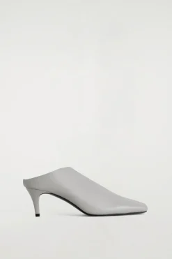 DRAPIERTE MULES AUS LEDER MIT KITTEN-HEEL