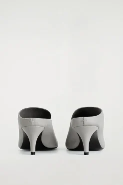 DRAPIERTE MULES AUS LEDER MIT KITTEN-HEEL