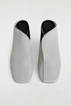DRAPIERTE MULES AUS LEDER MIT KITTEN-HEEL