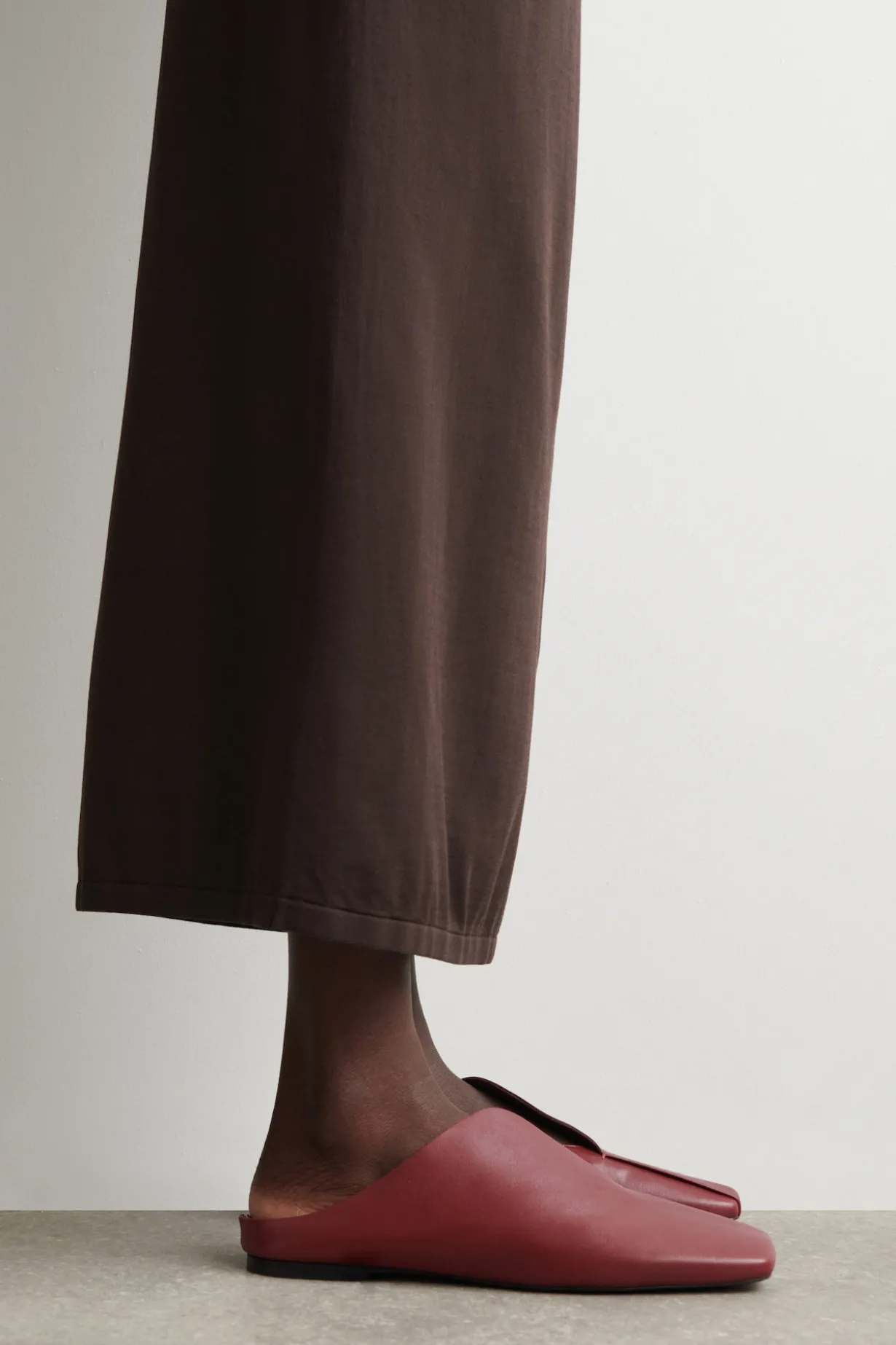 DRAPIERTE MULES AUS LEDER