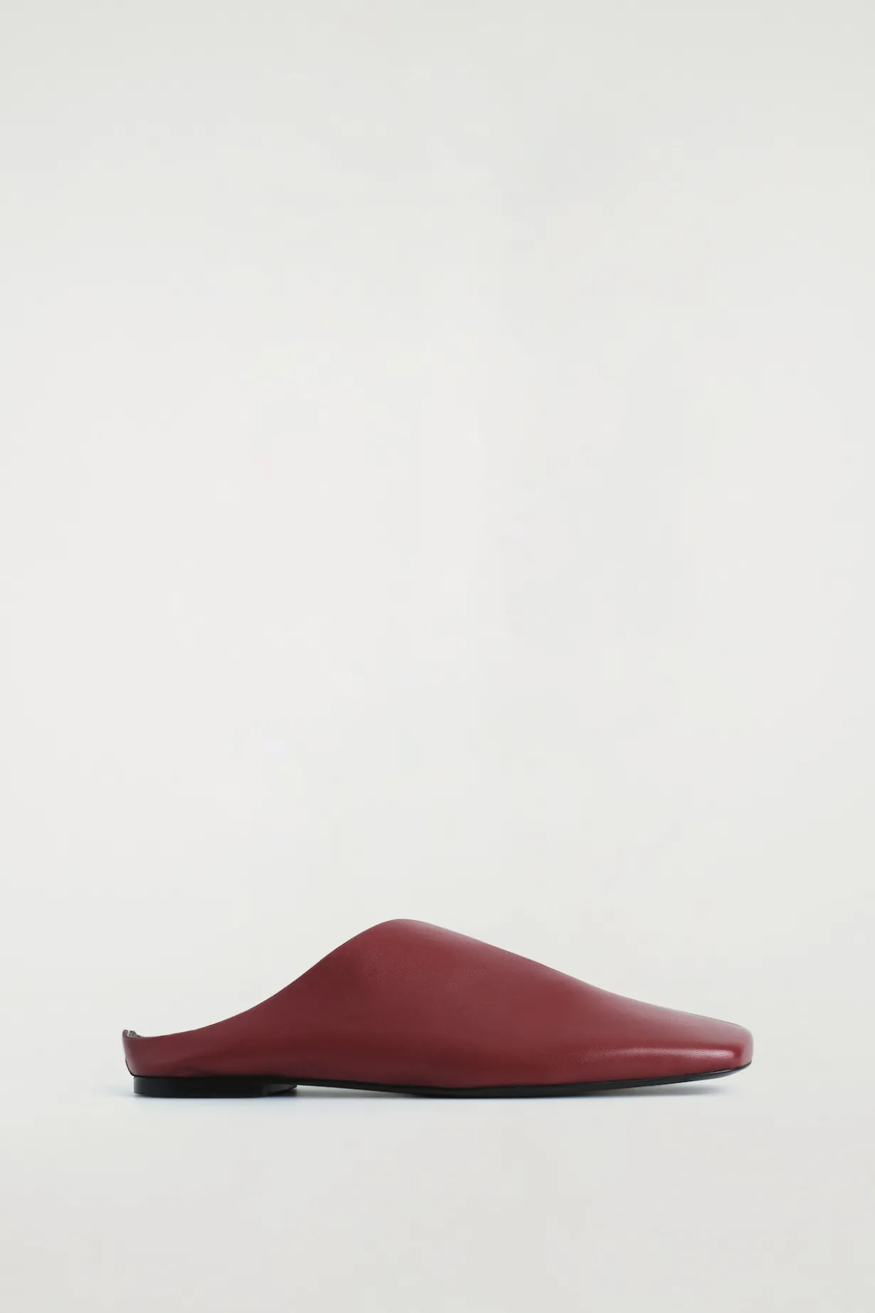 DRAPIERTE MULES AUS LEDER