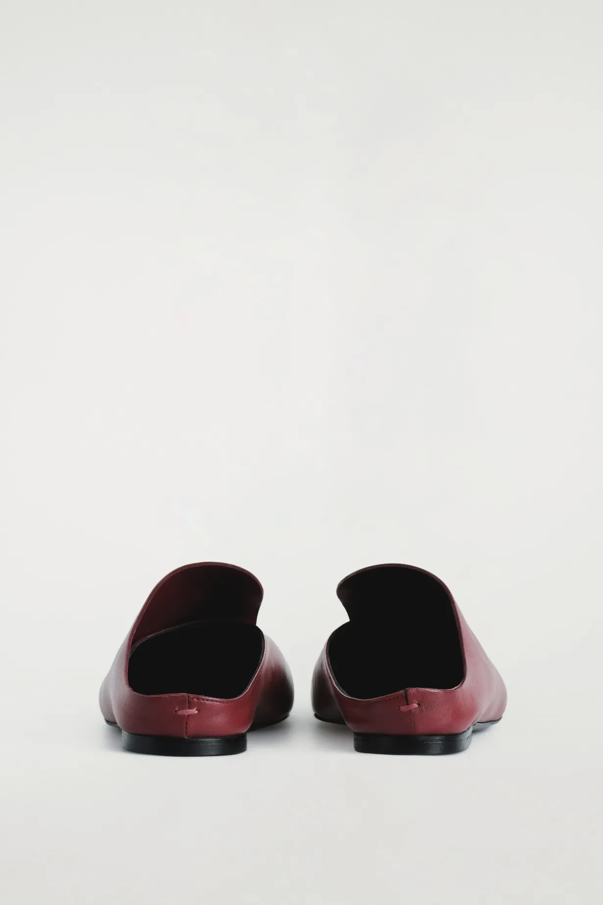 DRAPIERTE MULES AUS LEDER