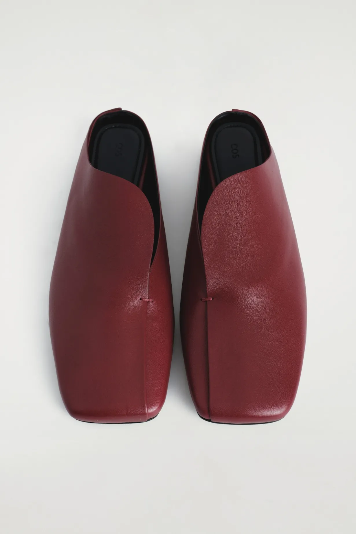 DRAPIERTE MULES AUS LEDER
