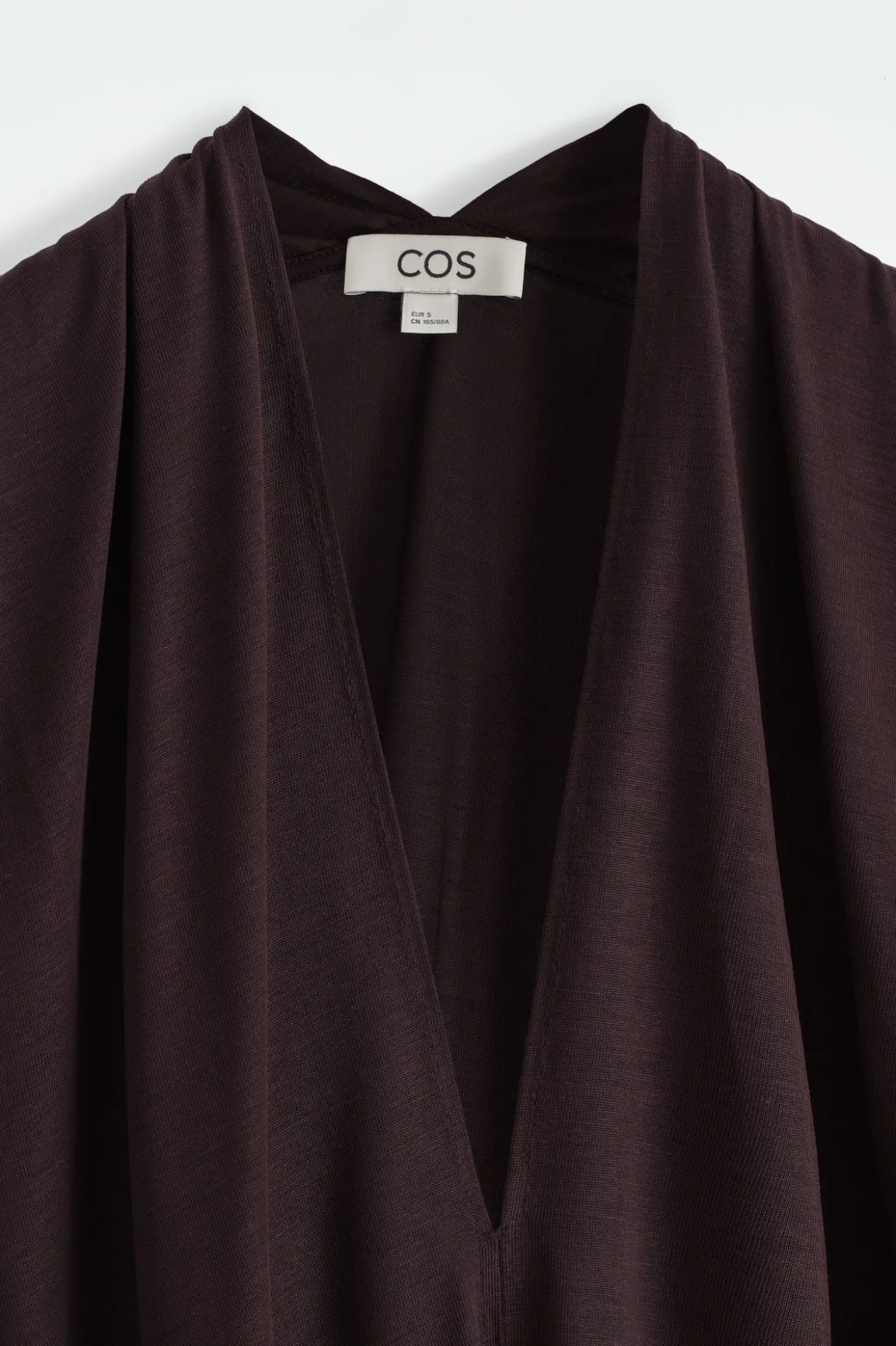 DRAPIERTES MAXIKLEID MIT V-AUSSCHNITT