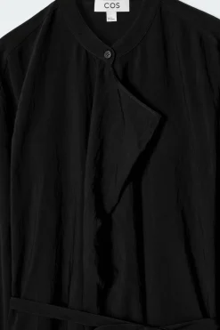 DRAPIERTES MIDIKLEID MIT GÜRTEL