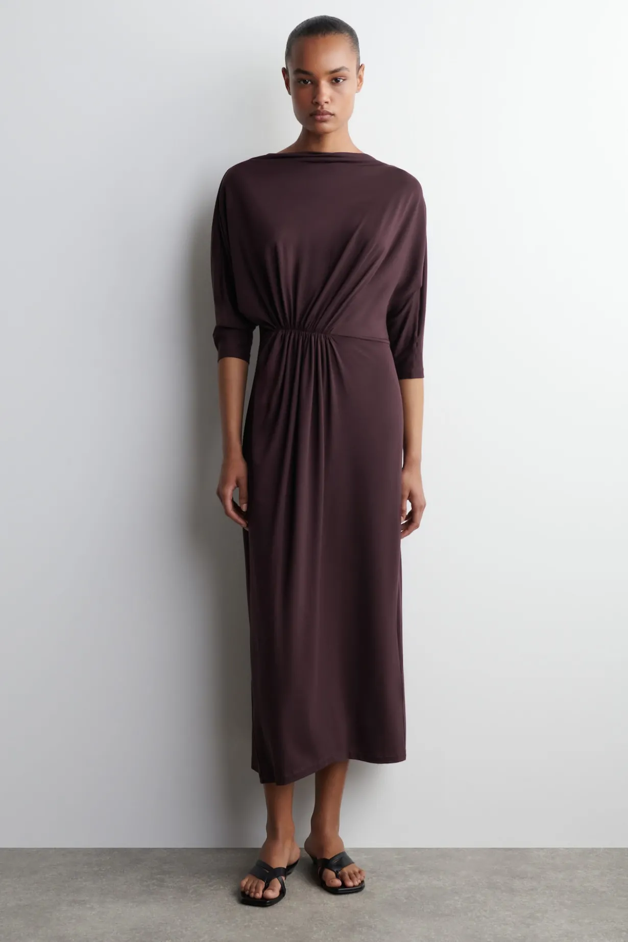 DRAPIERTES MIDIKLEID MIT RAFFUNGEN AN DER TAILLE