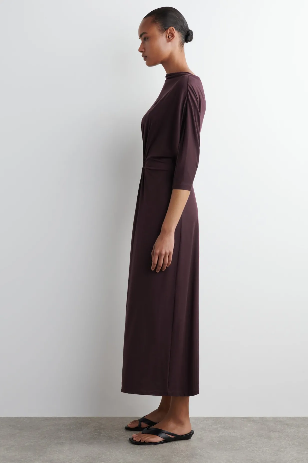 DRAPIERTES MIDIKLEID MIT RAFFUNGEN AN DER TAILLE