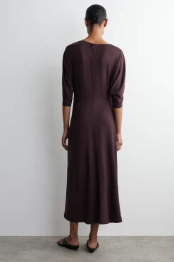 DRAPIERTES MIDIKLEID MIT RAFFUNGEN AN DER TAILLE