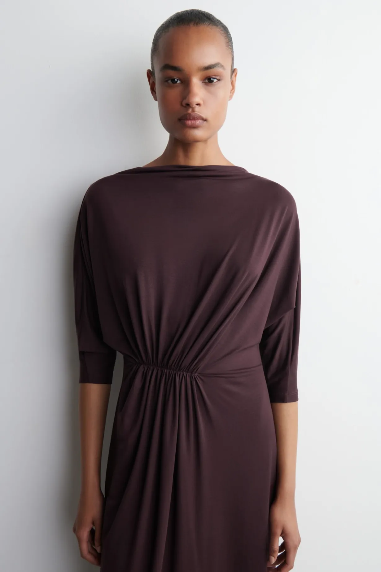 DRAPIERTES MIDIKLEID MIT RAFFUNGEN AN DER TAILLE
