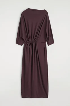 DRAPIERTES MIDIKLEID MIT RAFFUNGEN AN DER TAILLE