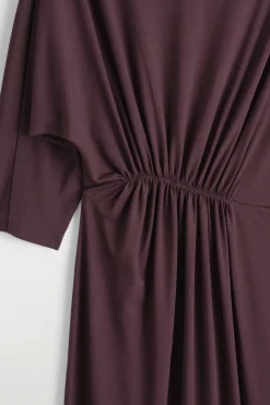 DRAPIERTES MIDIKLEID MIT RAFFUNGEN AN DER TAILLE