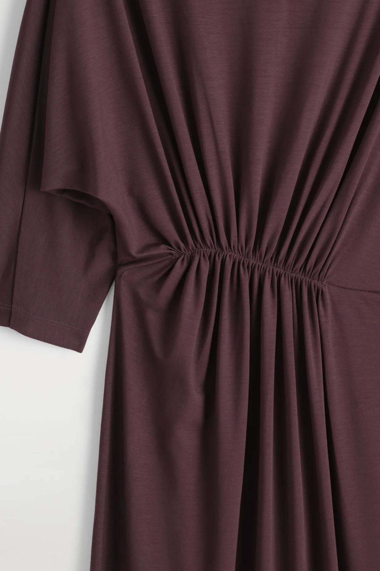 DRAPIERTES MIDIKLEID MIT RAFFUNGEN AN DER TAILLE