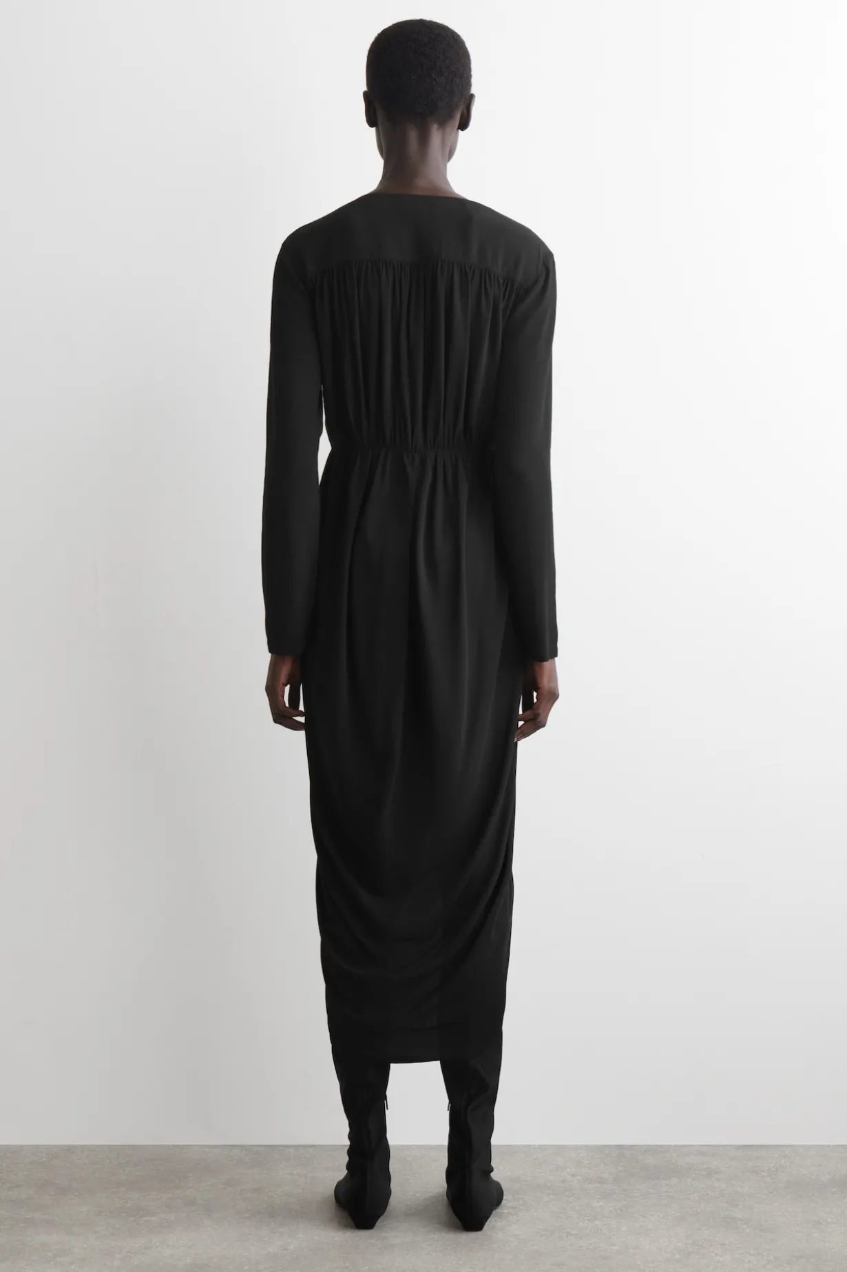 DRAPIERTES WICKELKLEID IN MIDILÄNGE