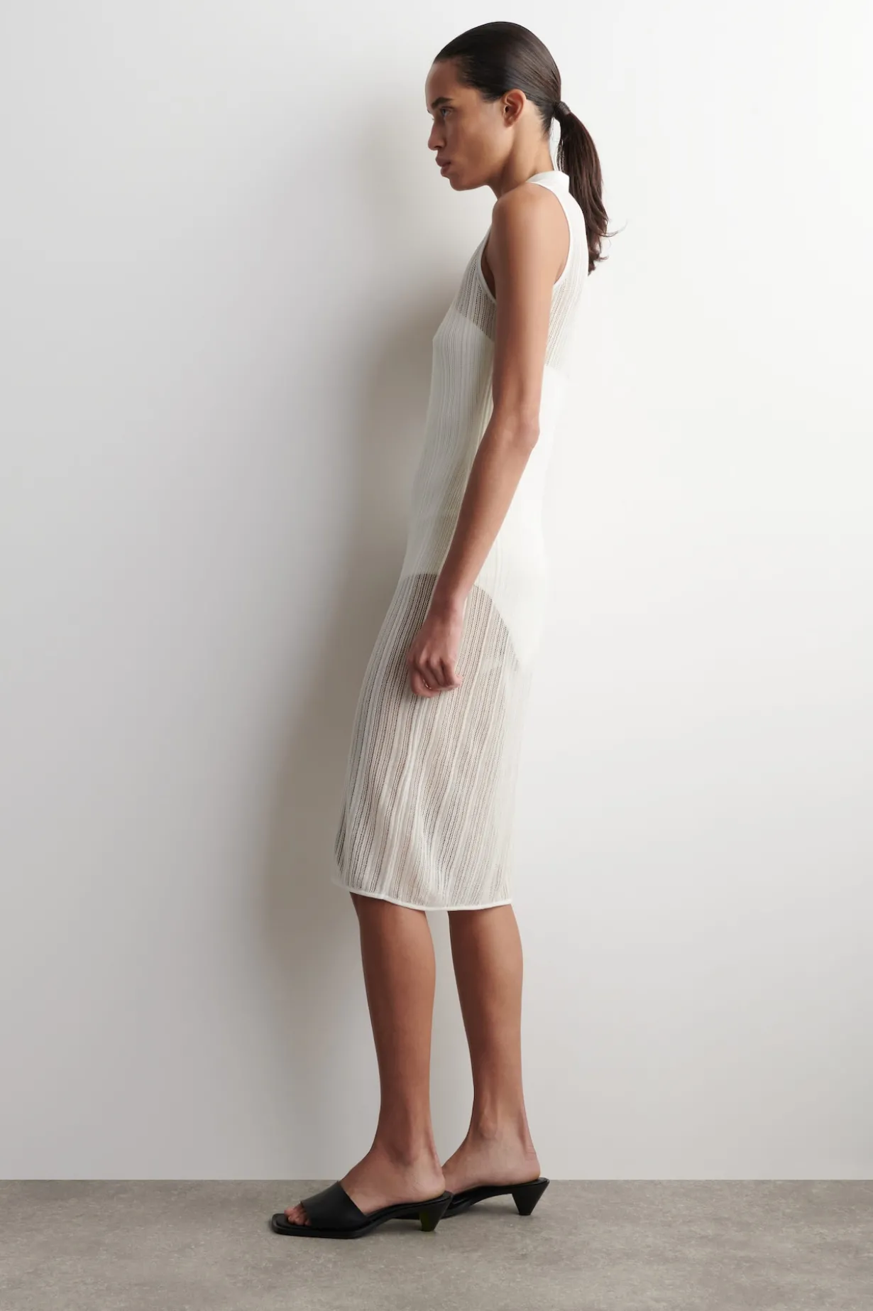 DURCHSCHEINENDES STRICKKLEID AUS SPITZE