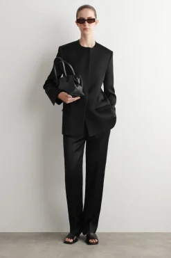 ELEGANTE SATINHOSE MIT GERADEM BEIN